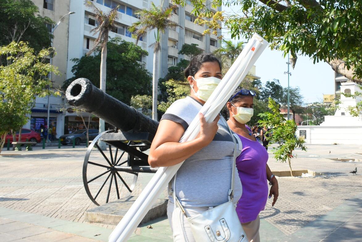 Dos mujeres en el Paseo Bolívar, usando tapabocas.