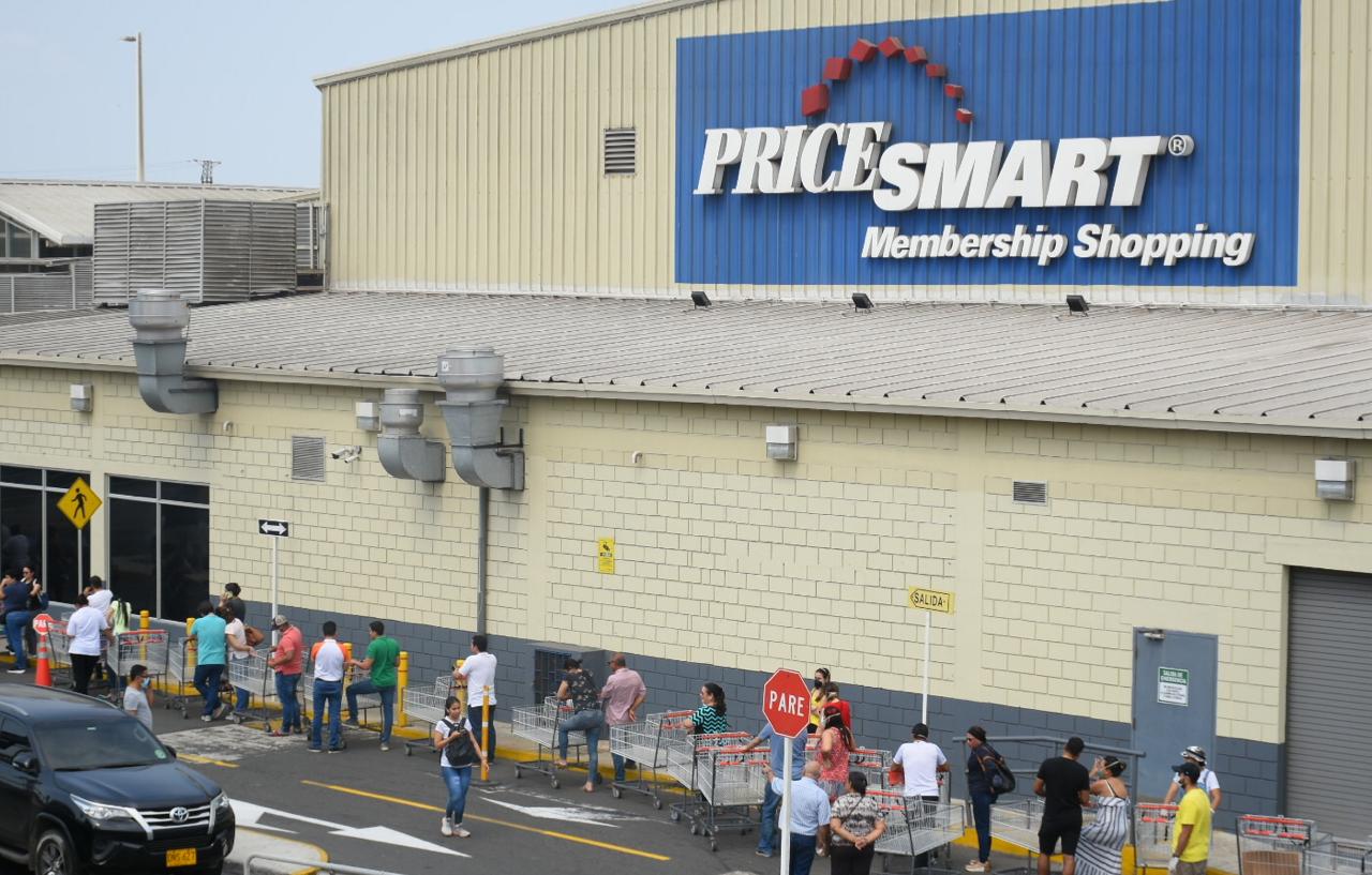 Largas filas y "carritos" de compra en Price Smart.
