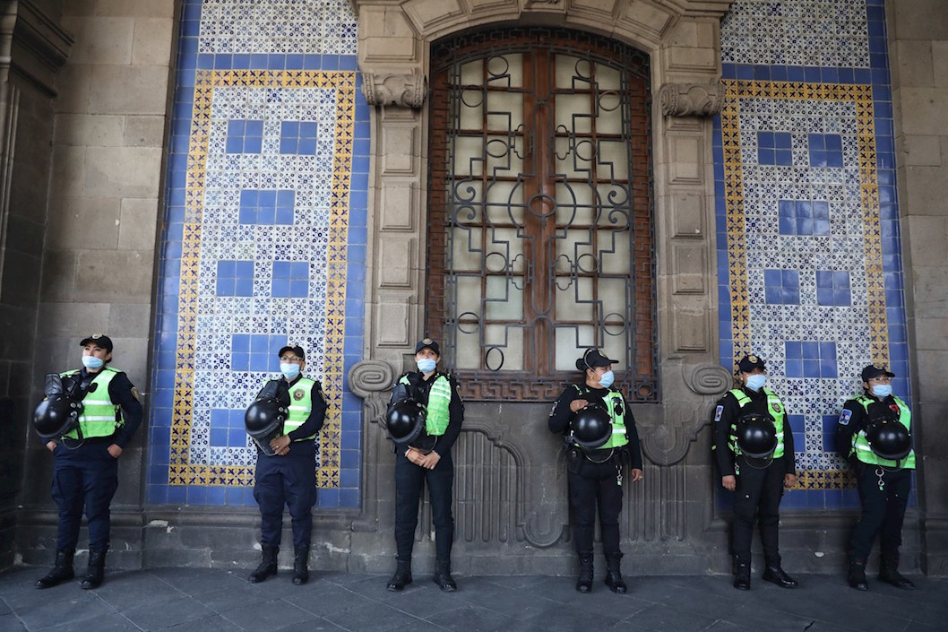Vigilancia policiva frente al Palacio de Gobierno de México.