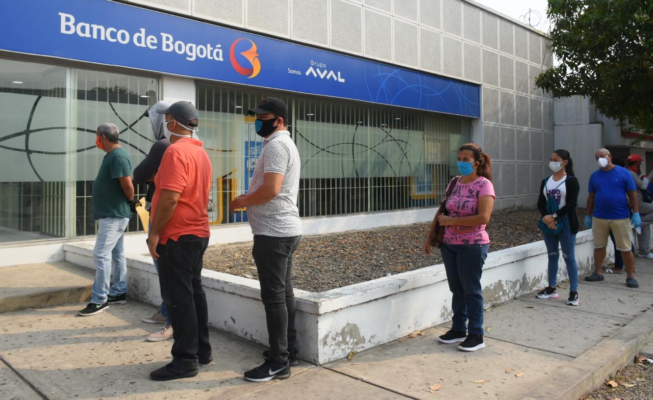 Unos respetan la distancia y otros no, en el Banco Bogotá de la Ciudadela 20 de Julio.