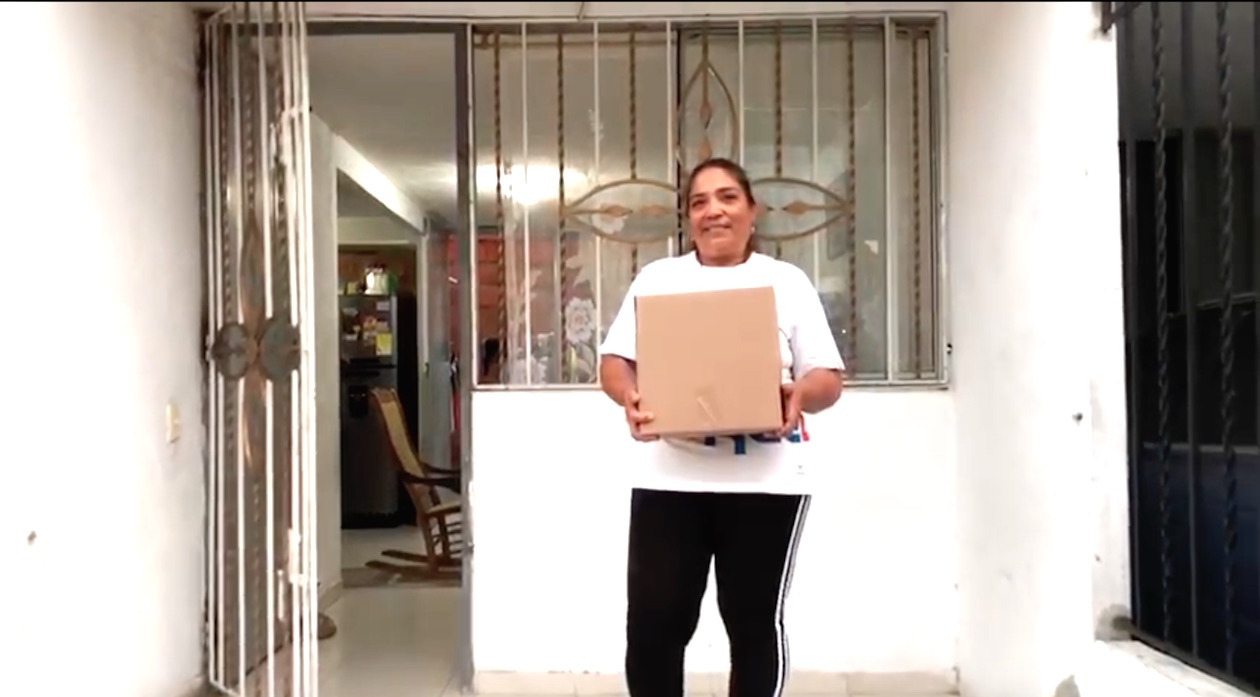 Liliana Dede Sosa con la caja #200 mil, frente a su casa en Soledad.