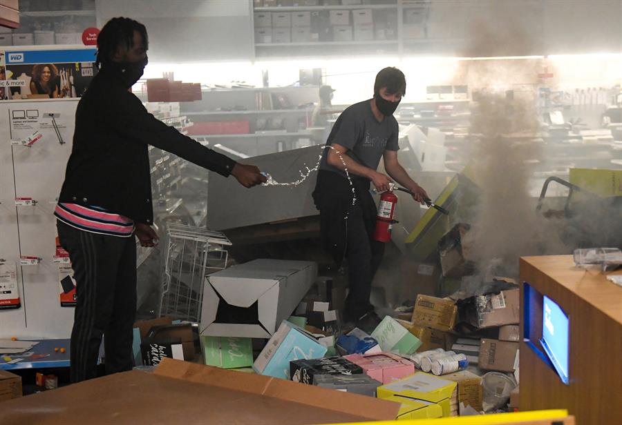 Jóvenes inician un incendio en un supermercado en Minneapolis
