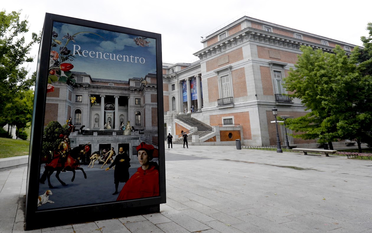 Cartel de la exposición "Reencuentro" a las puertas del Museo del Prado.