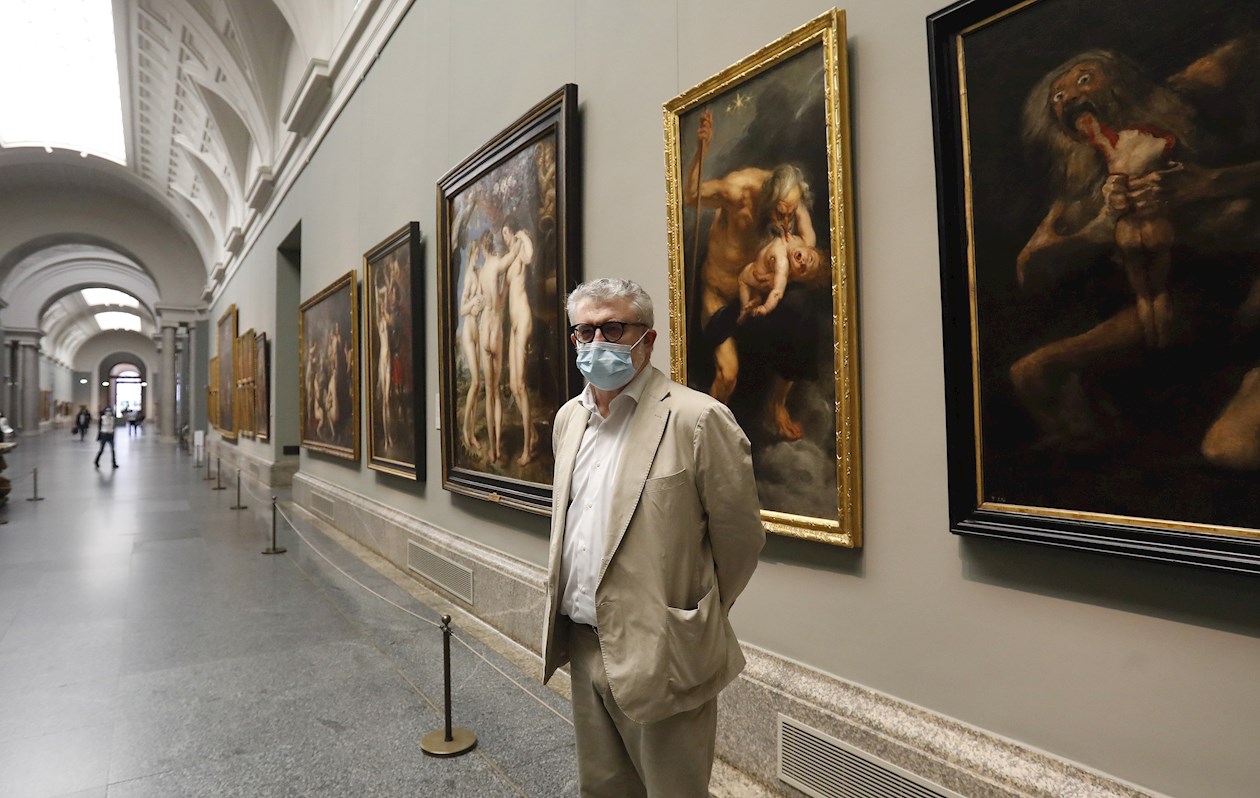 El director del Museo del Prado, Miguel Falomir, posa para Efe ante las obras "Saturno devorando a su hijo" de Rubens (i) y de Francisco de Goya (d), expuestas juntas por primera vez en la muestra "Reencuentro".