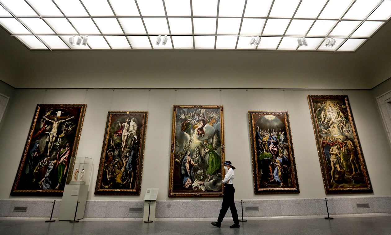 Las obras de El Greco (de izda. a dcha.) "La Crucifixión", "La Resurrección de Cristo", "La Anunciación", "Pentecostés" y "El Bautismo de Cristo" expuestas en la muestra "Reencuentro".