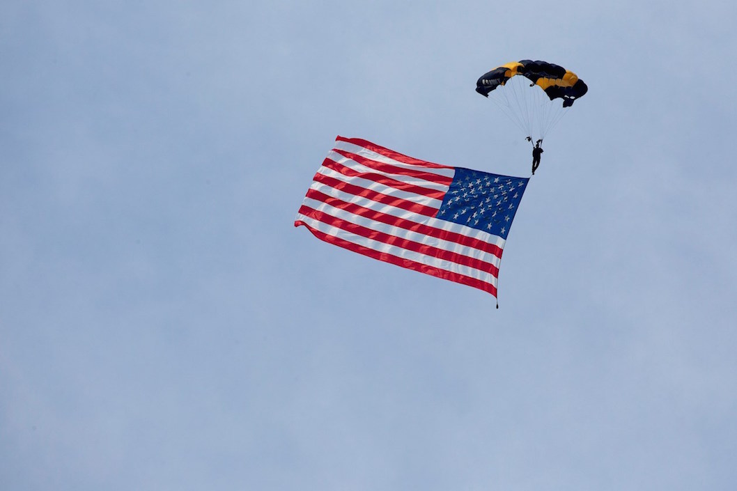 Un paracaidista con la bandera estadounidense.
