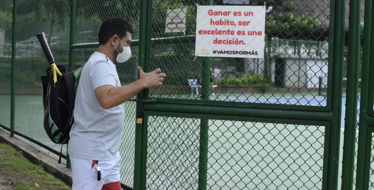 Enrique Correa ingresa a una cancha del Parque de Raquetas