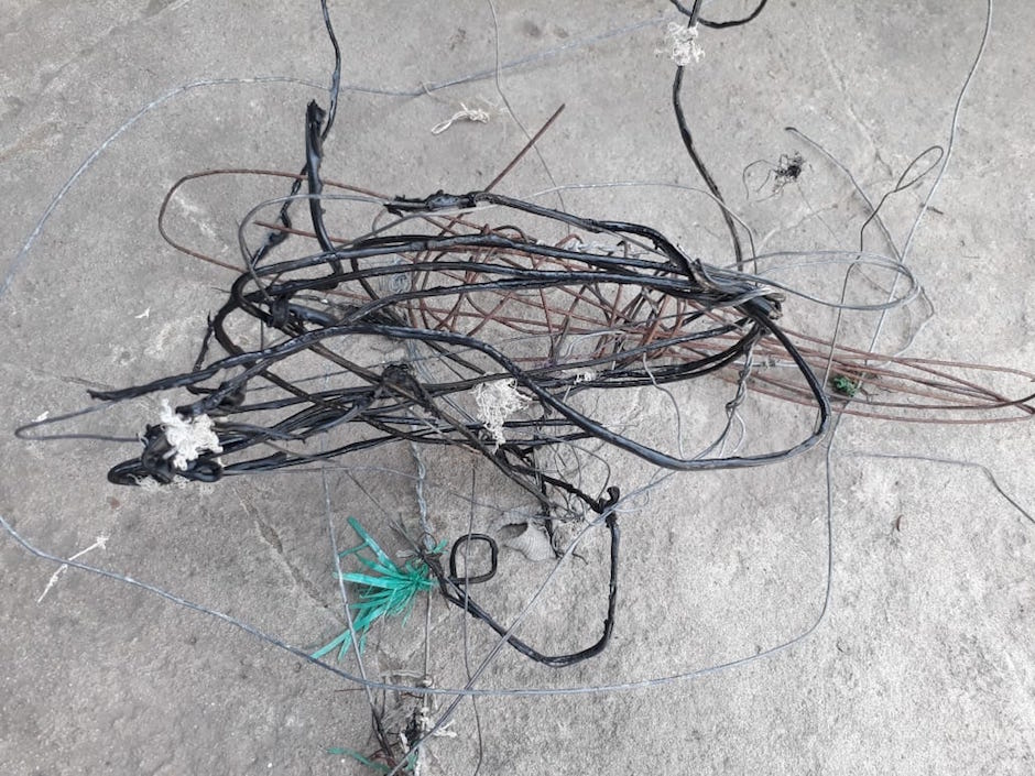 Cables eléctricos y cuerdas de ropa quemados tras el impacto.