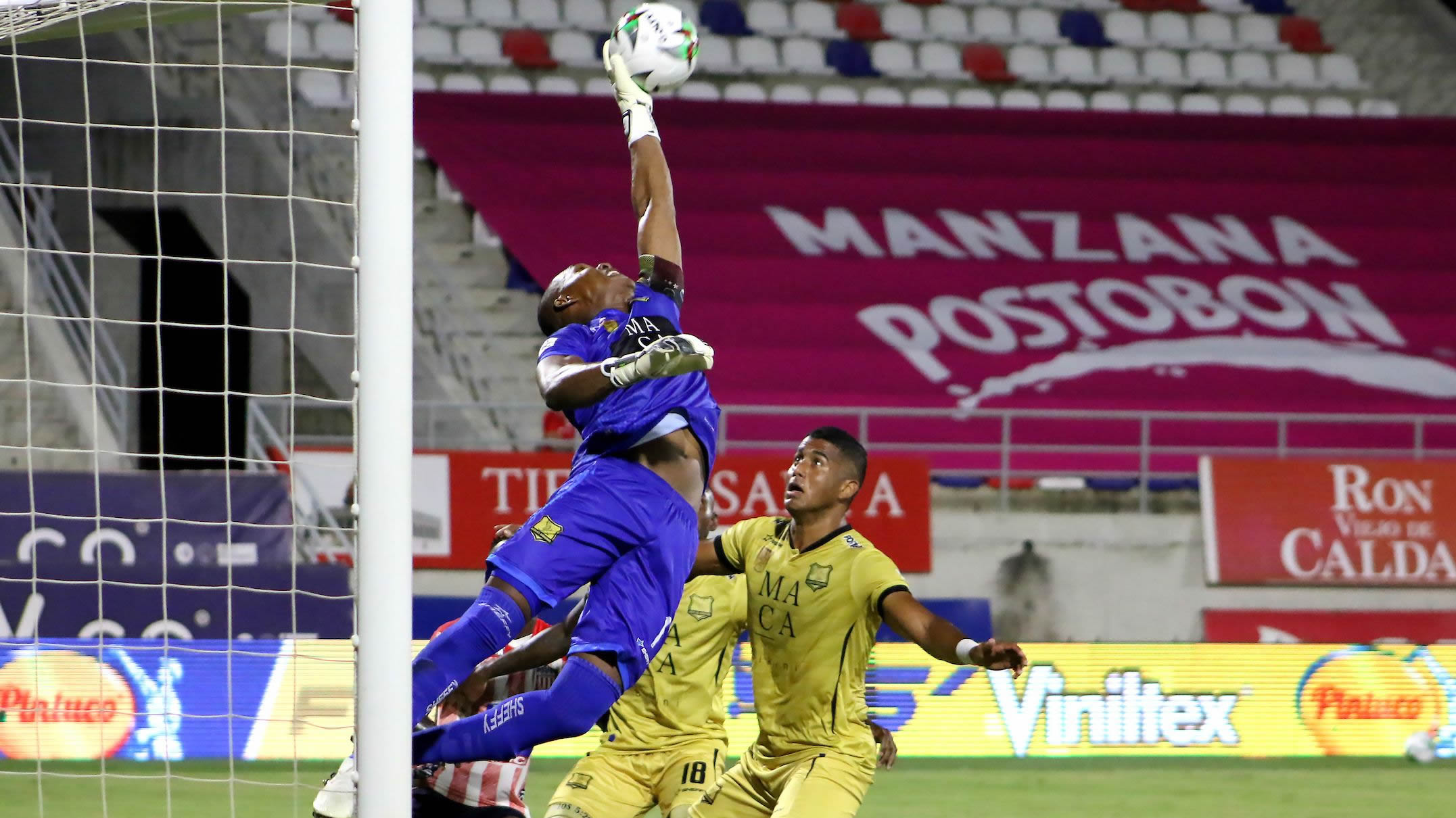 Carlos Bejarano salvando una opción de gol de los 'tiburones'.
