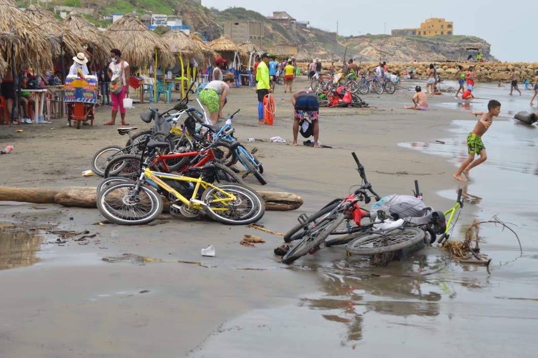 'Reguero' de bicicletas dentro de las zonas de playas.