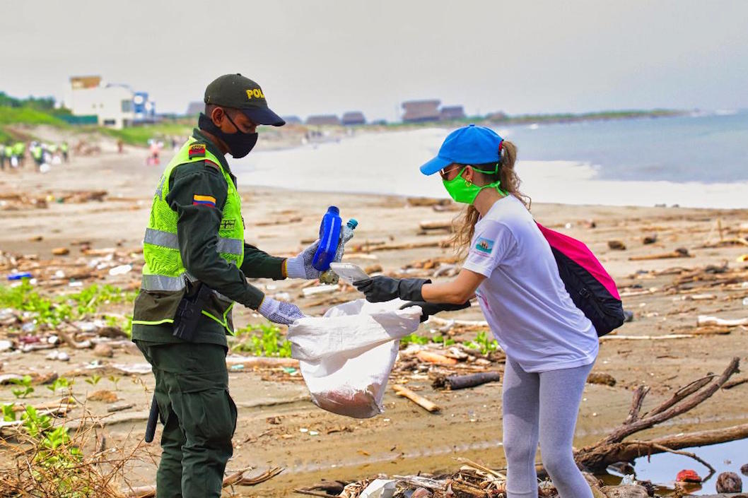 Recolección de desechos en las playas.