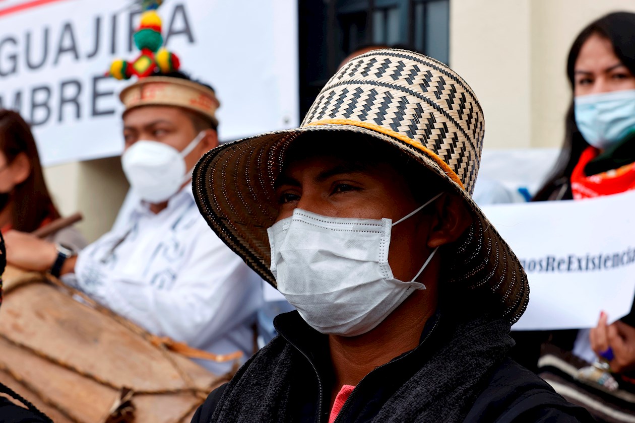Un indígena participa hoy en una protesta en la Plaza de Bolívar, en Bogotá (Colombia). 