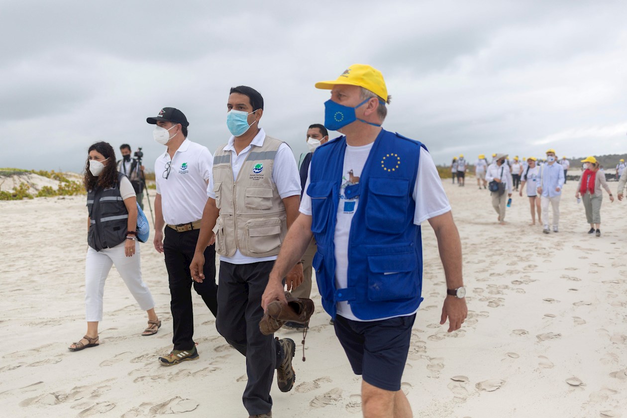 Representantes de la iniciativa de la UE de limpieza de microplásticos recorriendo una playa de Galápagos (Ecuador)..