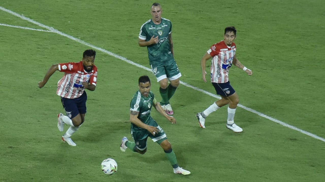 Luis 'Cariaco' González y Fabián Sambueza presionando en ataque.