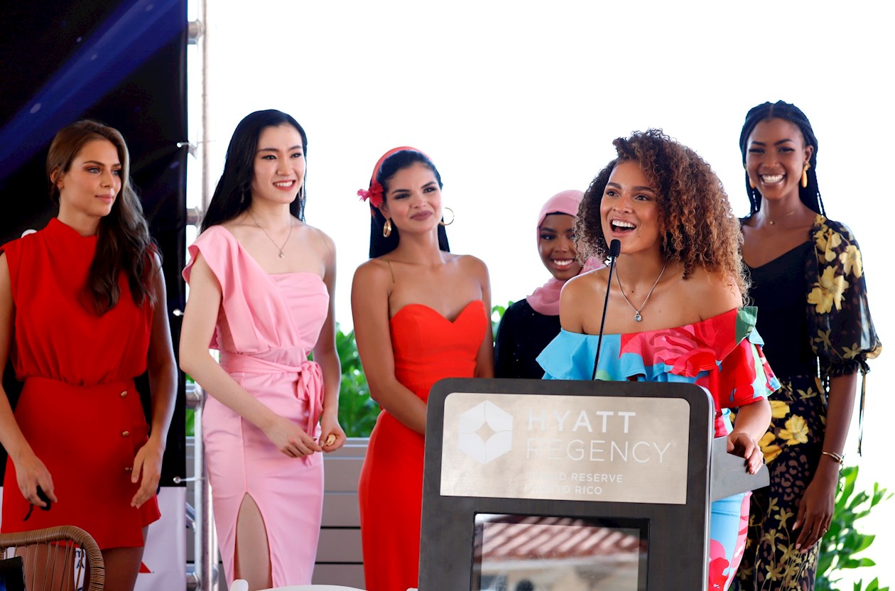  La Miss Mundo Bahamas, Sienna Evans (delante), habla junto a sus compañeras (izq.-der. atrás) la francesa April Benayoum, la japonesa Tamaki Hoshi, la venezolana Alejandra Conde, la somalí Khadija Omar, y la camerunesa Audrey Nabila durante la ceremonia de bienvenida de las candidatas a Miss Mundo 2021.