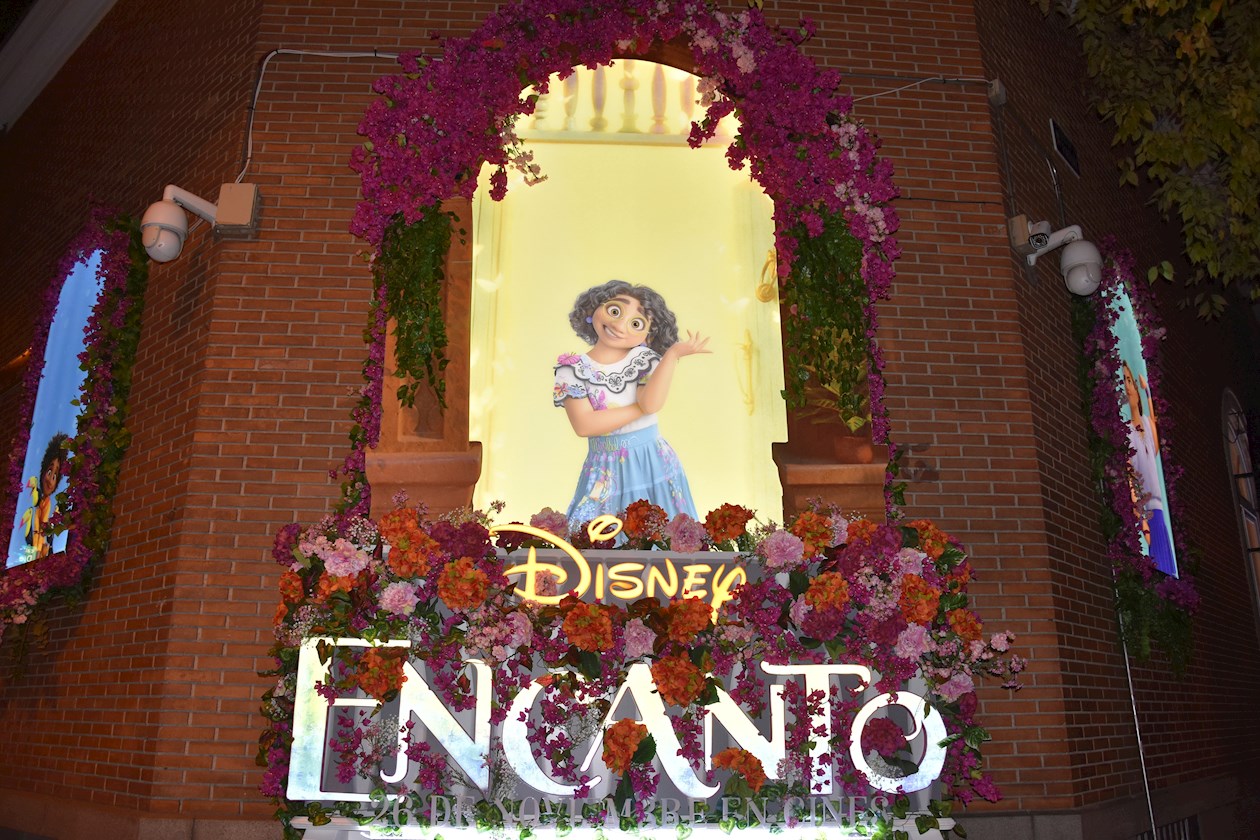 La embajada de Colombia en España se vistió este jueves de los colores y personajes de "Encanto" para dar la bienvenida a la nueva película de animación de Disney Encanto, que será estrenad este viernes.