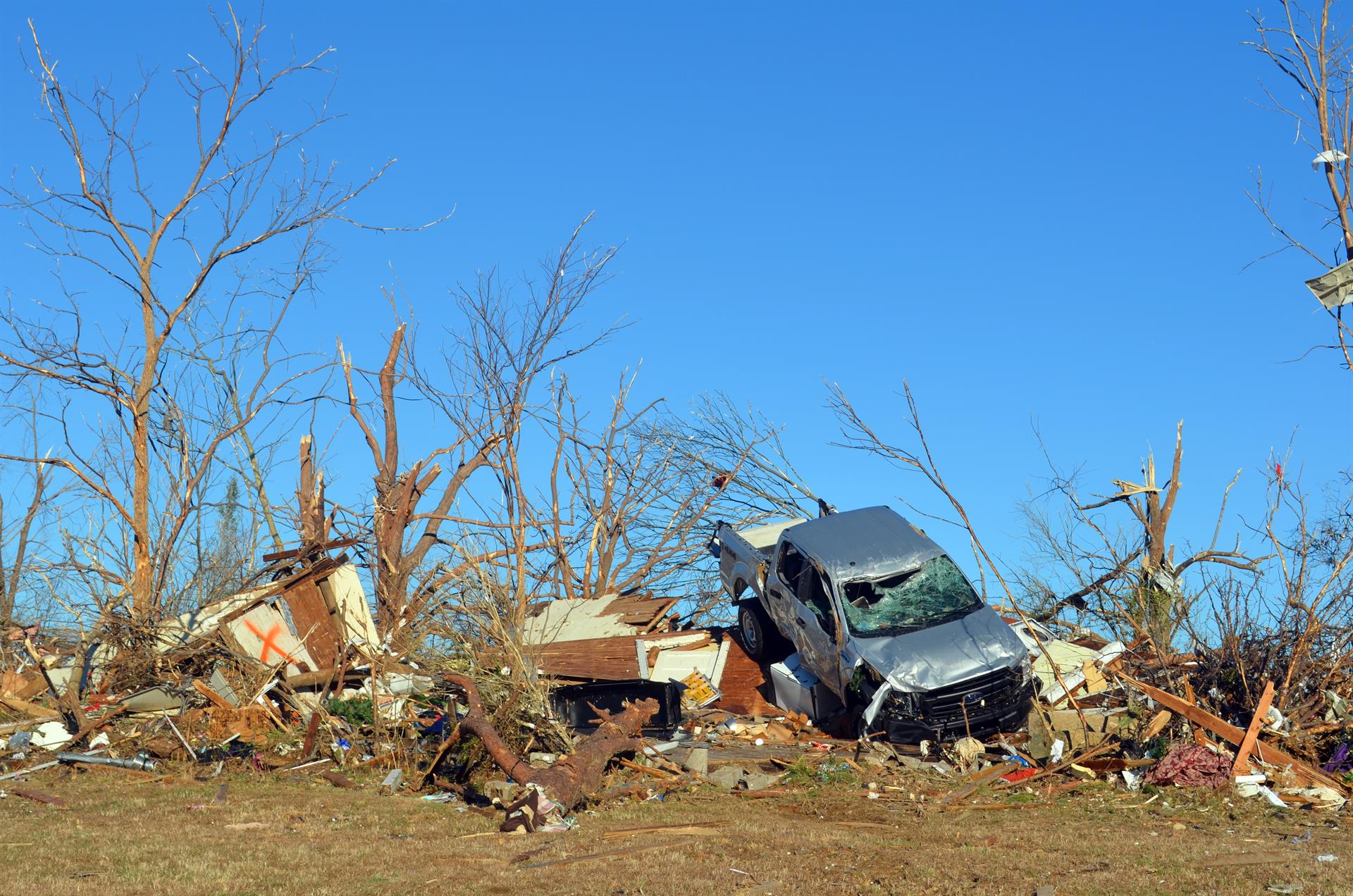 Autos y viviendas destrozadas tras el paso de un tornado, en Dawson Springs, Kentucky (EE.UU.). 