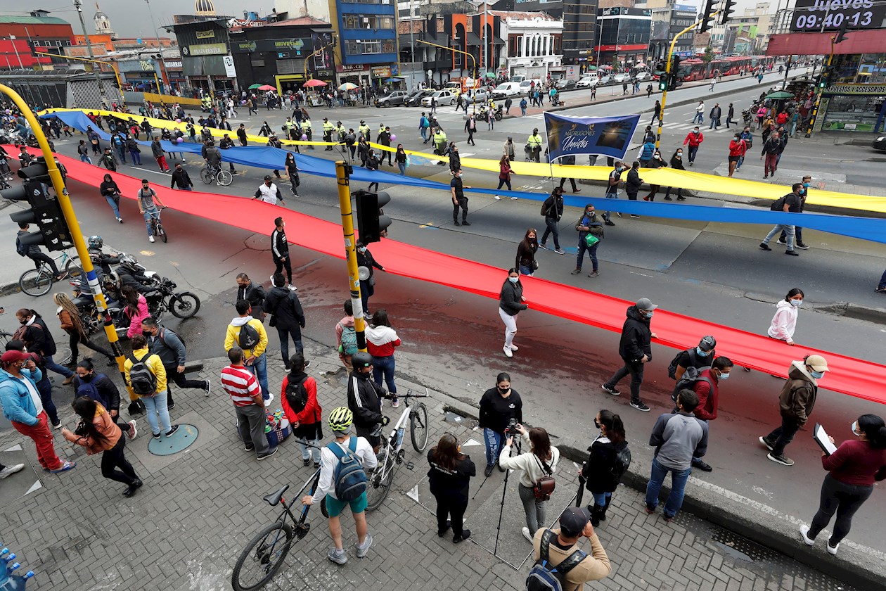 En la carrera Décima, donde está ubicada la zona de San Victorino y en la que trabajan los vendedores de los "madrugones", los manifestantes cargaron tres telas gigantes: una amarilla, otra azul y la última roja y formaron una bandera de Colombia de más de 100 metros de largo.