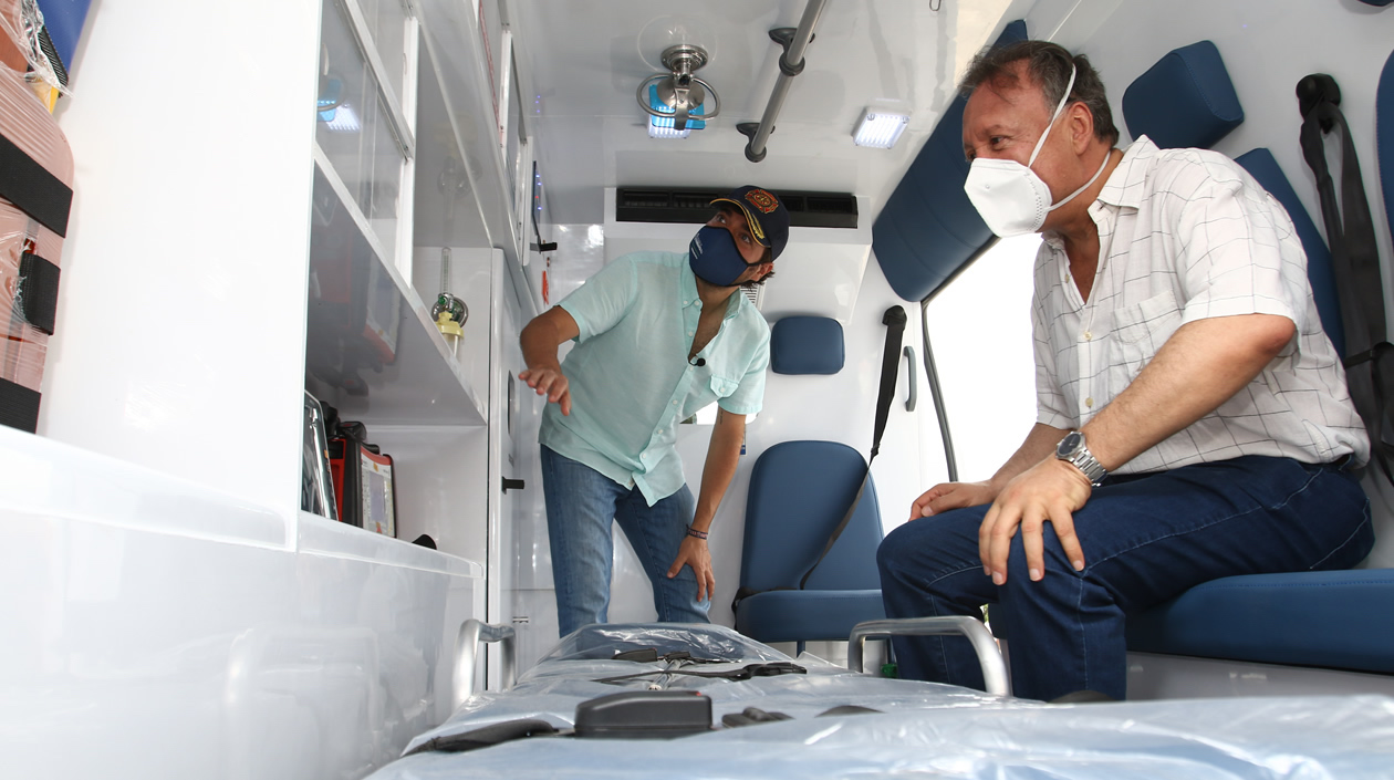 El Alcalde Jaime Pumarejo y el Viceministro de Salud Luis Alexander Moscoso, en una de las ambulancias.