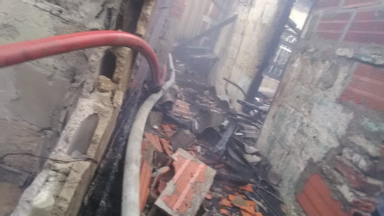 Las llamas destruyeron todo al interior de la vivienda. 