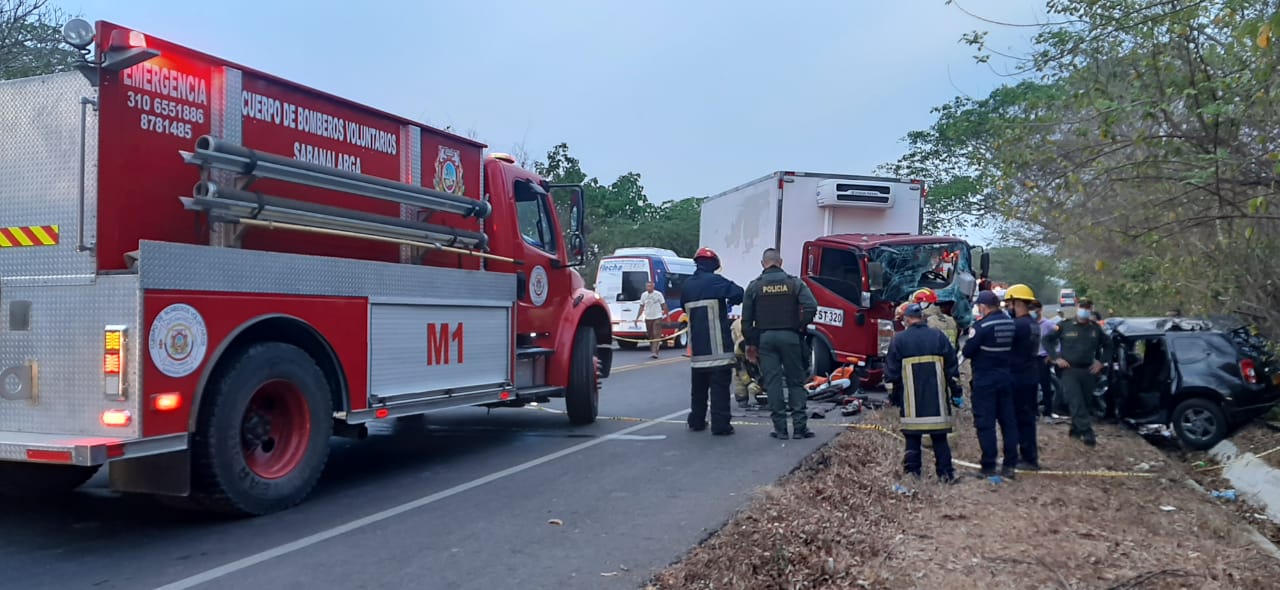 Los bomberos de Sabanalarga llegaron a apoyar en las labores de rescate. 
