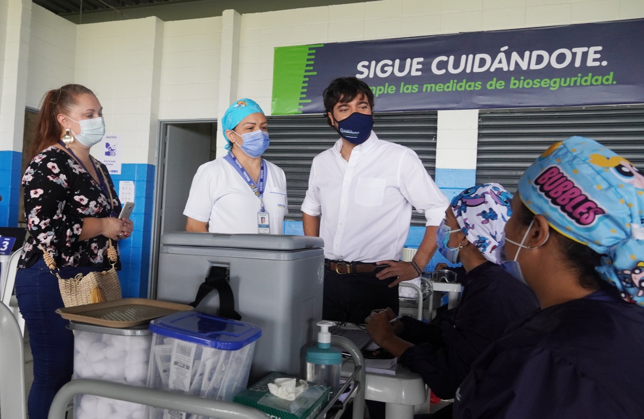 El Alcalde de Barranquilla, Jaime Pumarejo, supervisando la vacunación.
