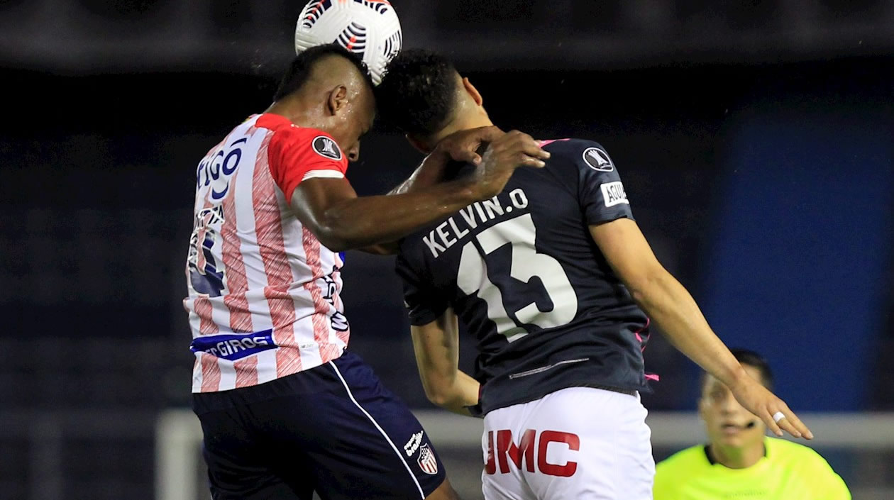 Willer Ditta en juego aéreo con Kelvin Osorio.