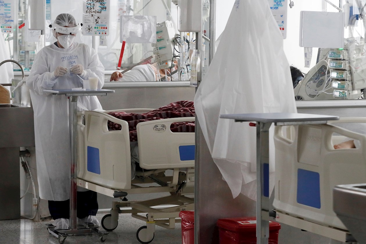 Personal médico trabaja hoy en una unidad de cuidados intensivos para enfermos de covid-19 en el Hospital El Tunal, en Bogotá (Colombia). 