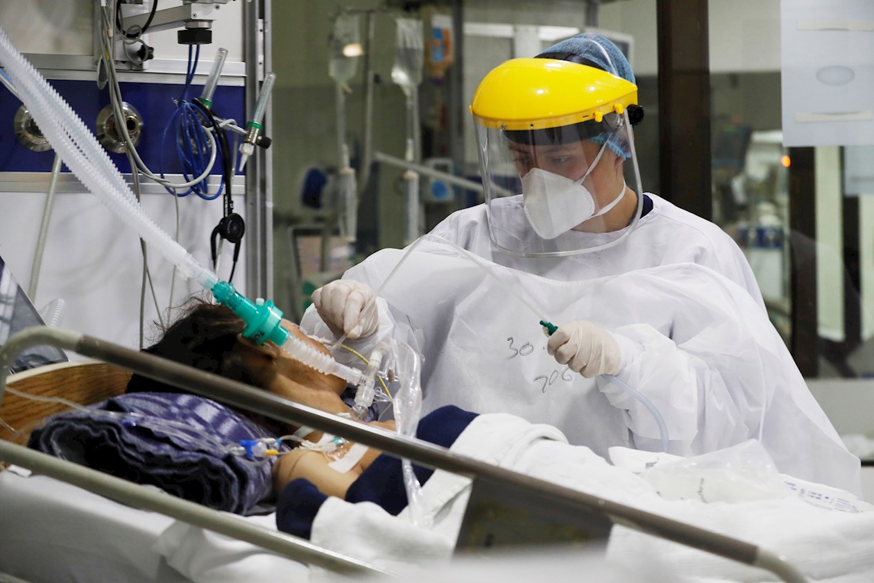 Personal médico trabaja hoy en una unidad de cuidados intensivos en el Hospital El Tunal, en Bogotá (Colombia). 