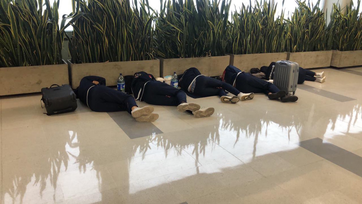 Jugadores de Fortaleza durmiendo en el aeropuerto tras perder el vuelo.