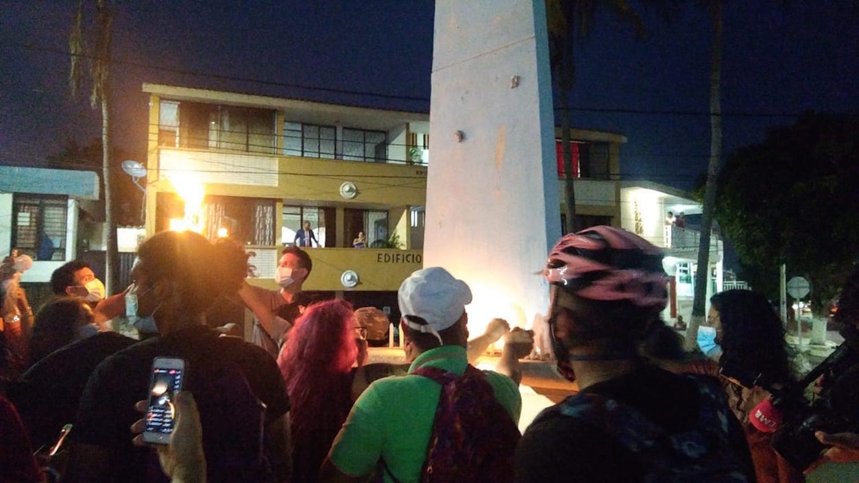 Los jóvenes encendieron velas en el monumento al estudiante caído