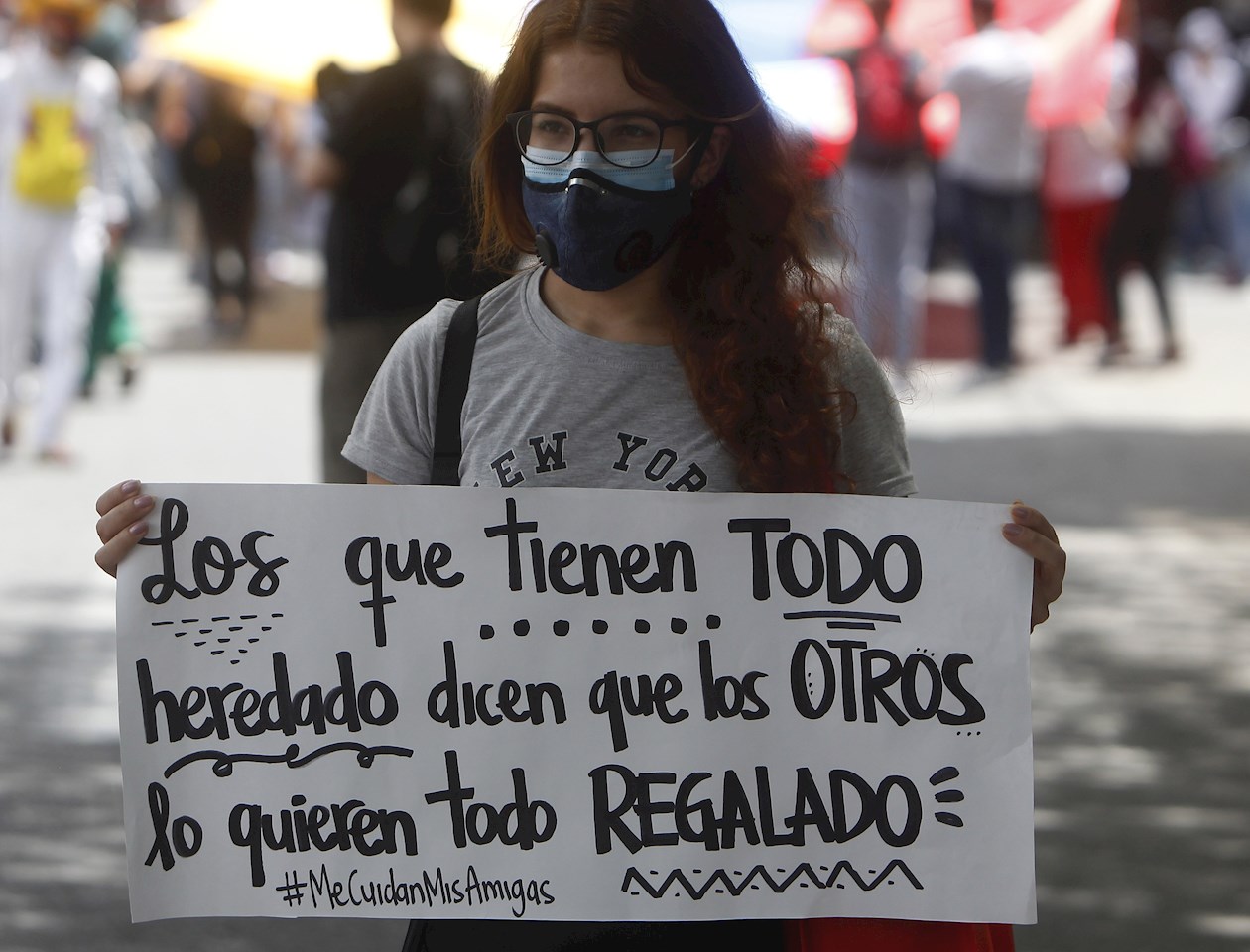 Una mujer sostiene hoy una pancarta mientras participa de una protesta contra la violencia policial y el gobierno.