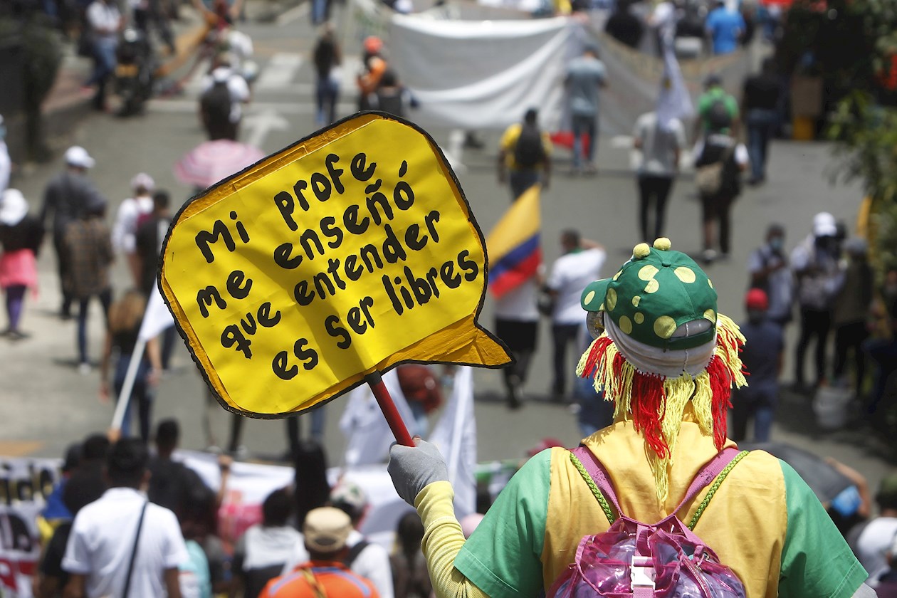 Miles de personas marchan hoy contra la violencia policial y contra las políticas del Gobierno de Iván Duque, en Medellín (Colombia). 