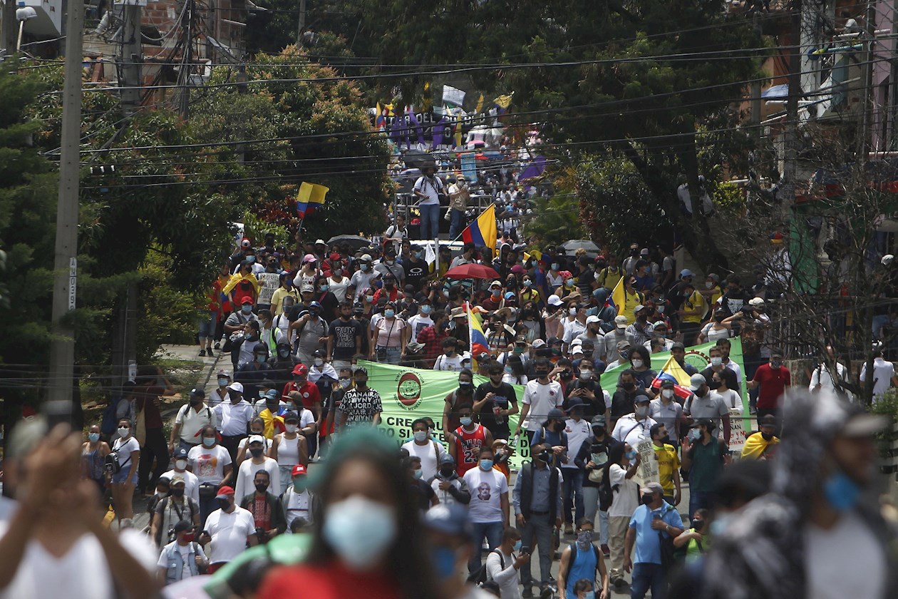 A las principales vías de la ciudad han llegado personas con camisetas blancas, globos, instrumentos musicales y ondeando banderas de Colombia.