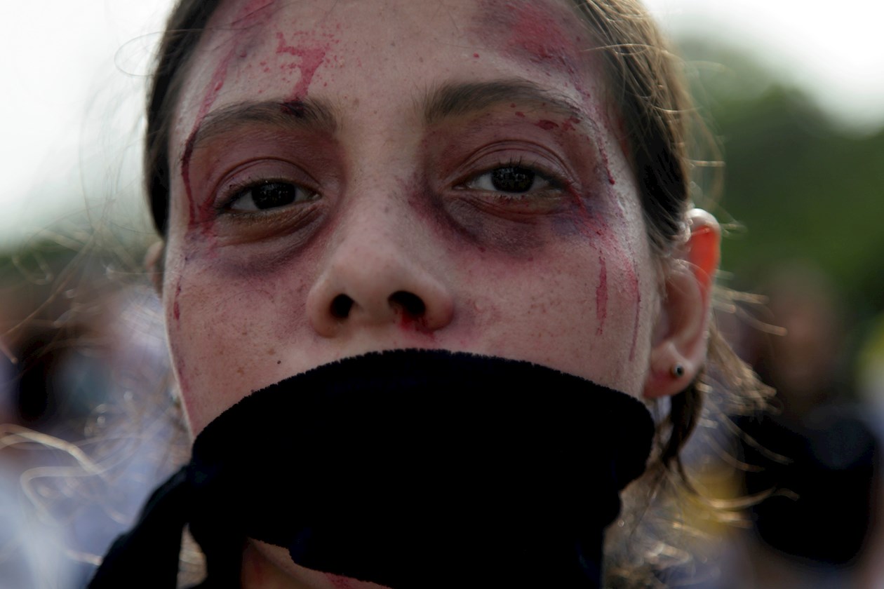 Performance de "Un violador en tu camino" en estación de Policía de Cartagena.