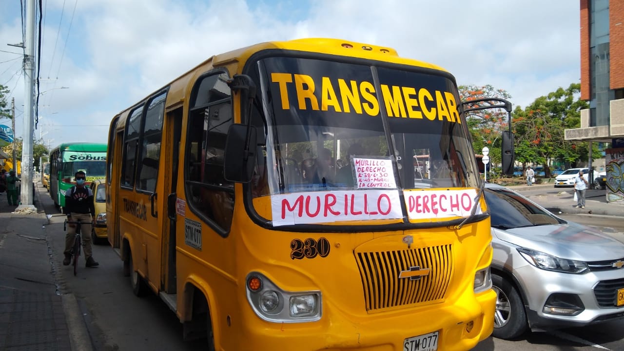 Bus de Transmecar circulando sobe la calle Murillo. 