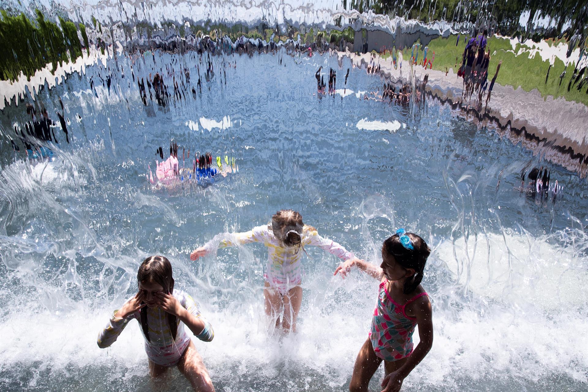Los niños también se refrescan en una cascada de un parque de la capital estadounidense. 