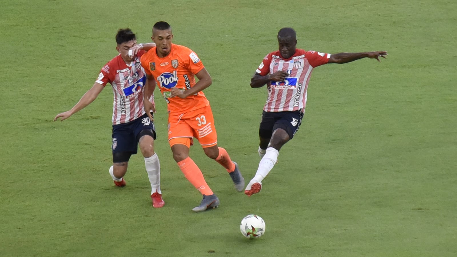 Carmelo Valencia y Fabián Ángel atacando a los rivales.