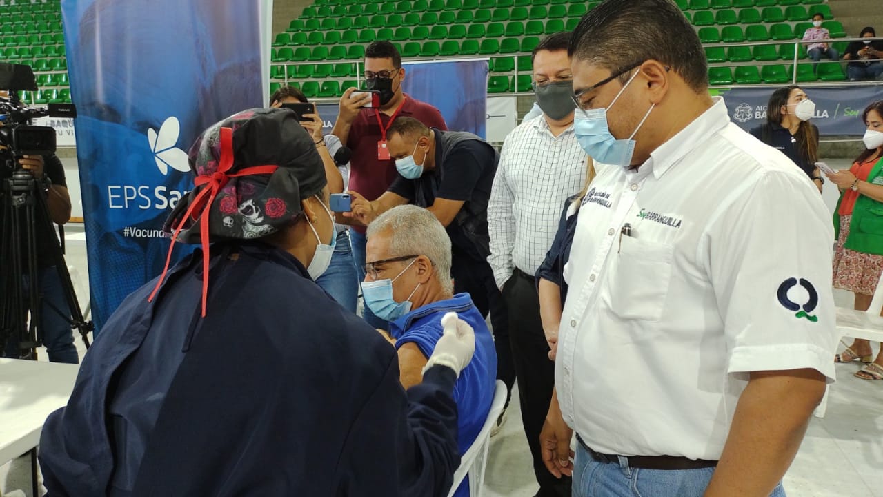 El secretario de Salud, Humberto Mendoza, observa la vacunación 1.000.000 en Barranquilla.