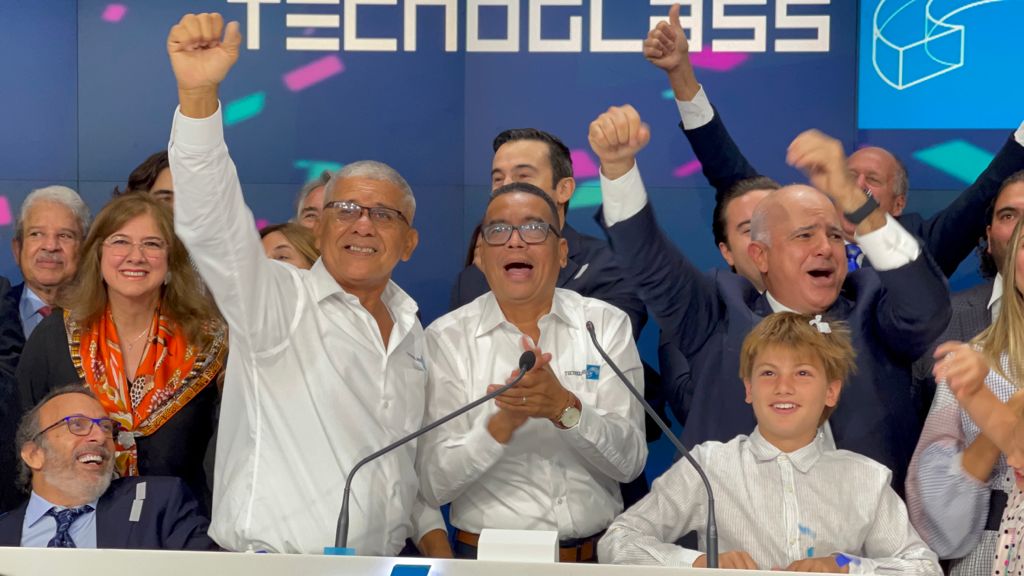 José Manuel Daes, CEO de Tecnoglass, los trabajadores Jorge Perea y Arturo Mesa, y Christian Daes, COO de Tecnoglass, tras tocar la campana de Nasdaq.