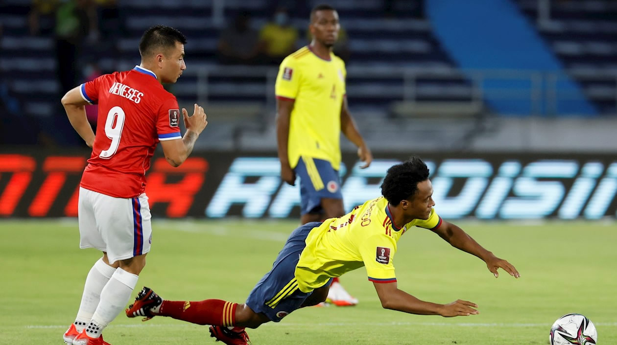 Juan Cuadrado de Colombia disputa hoy el balón con Jean Meneses de Chile