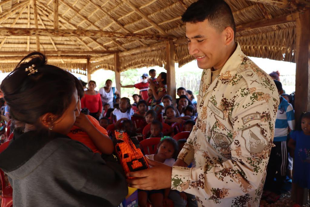Entrega de regalos de la Fuerza Aérea en la Alta Guajira