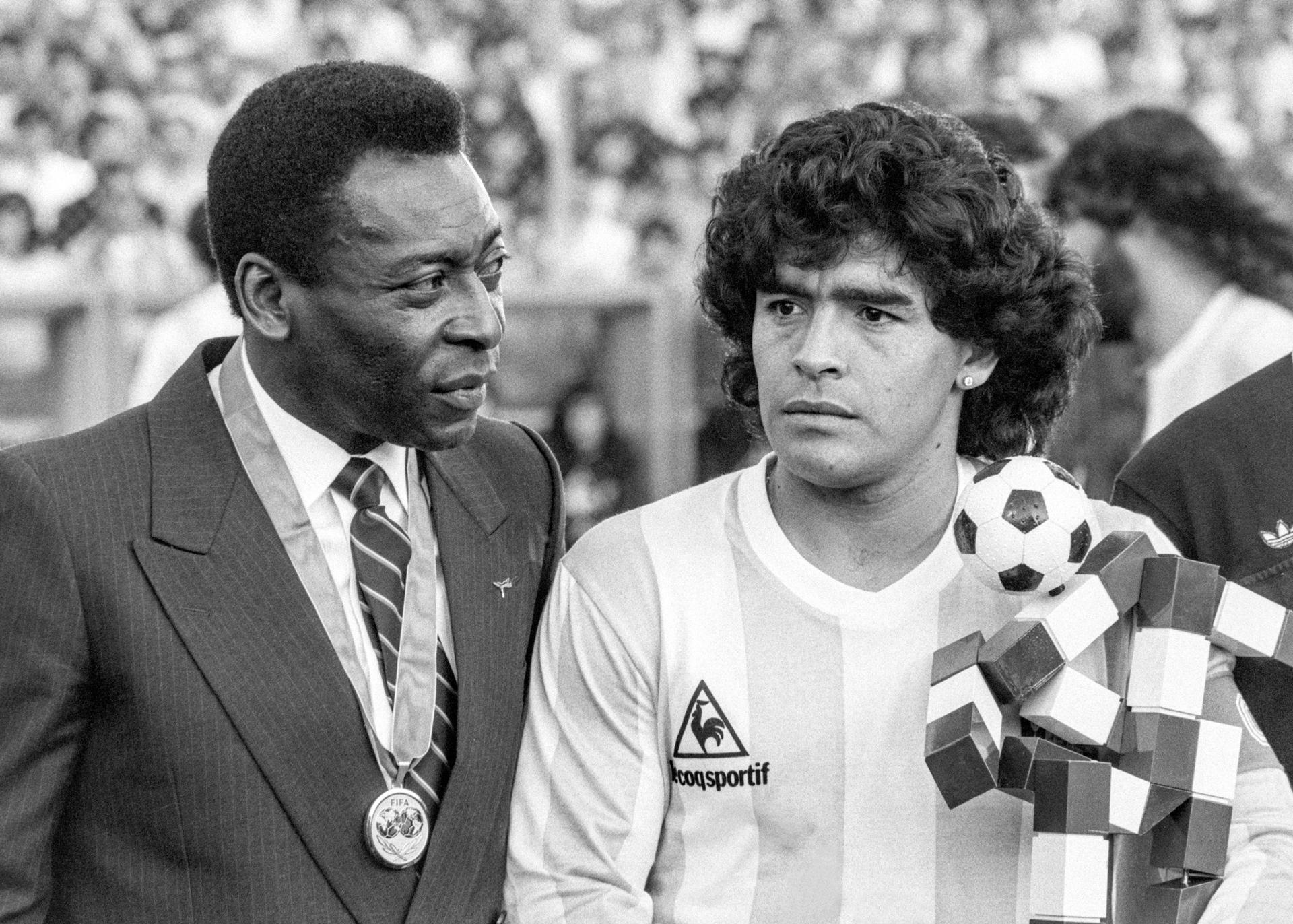 Pelé y Maradona antes de un partido entre Argentina e Italia, en 1987.