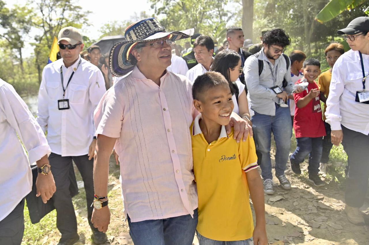 El presidente Petro con uno de los beneficiados de 'Ollas comunitarias' en Magangué.