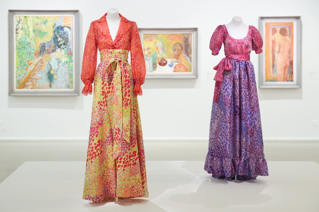 Vestidos del diseñador francés Yves Saint Laurent inspirados en el pintor francés Pierre Bonnard.
