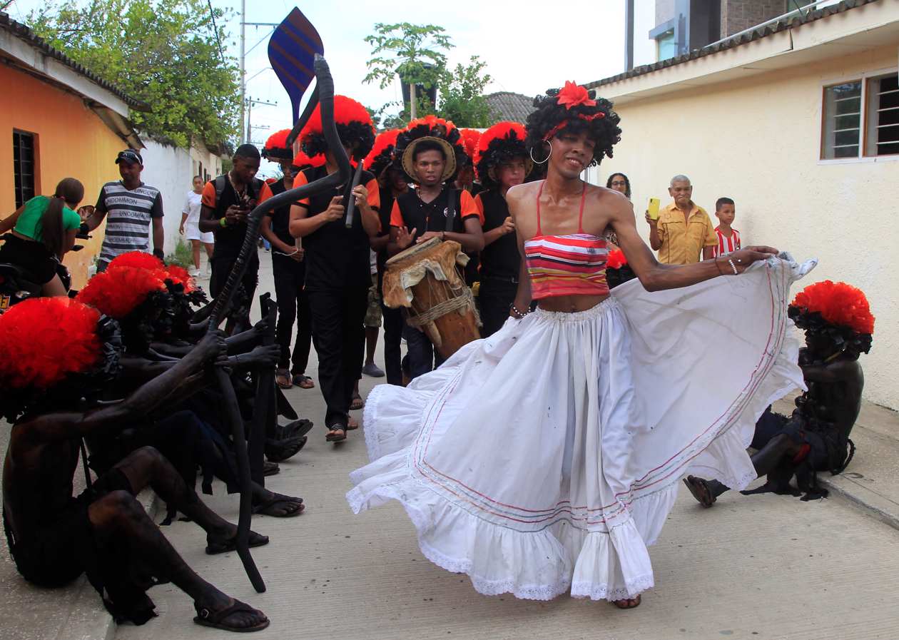 Bailarines actúan por las calles durante la celebración del Festival Son de Negros, en Santa Lucía.