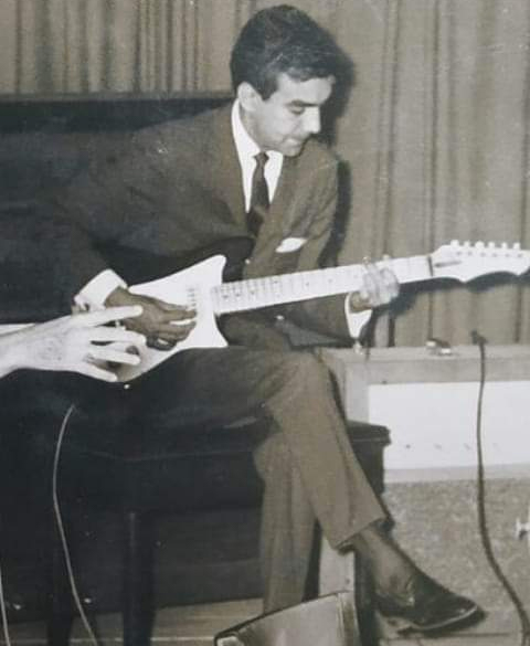 Julio César Fonseca preparando actuación como bajista en el Hotel Nacional de Cuba.