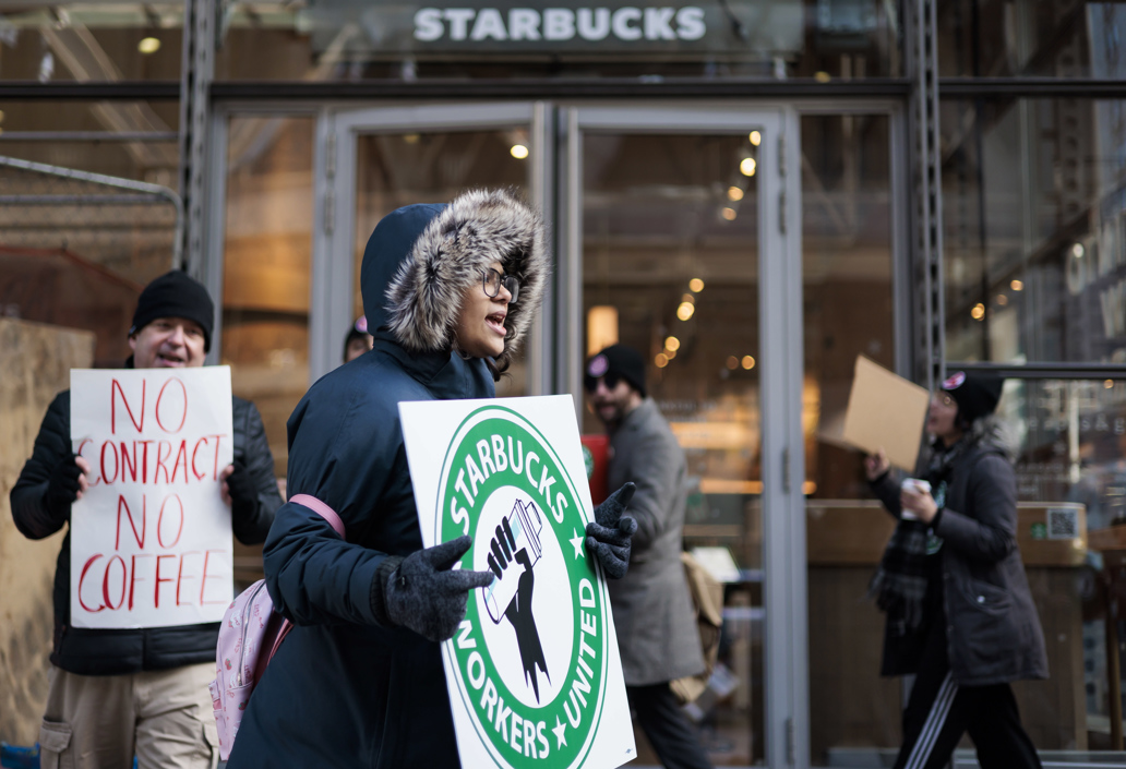 Trabajadores de Starbucks protestando en Estados Unidos. 