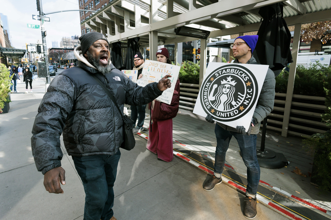 Trabajadores de Starbucks protestando en Estados Unidos. 