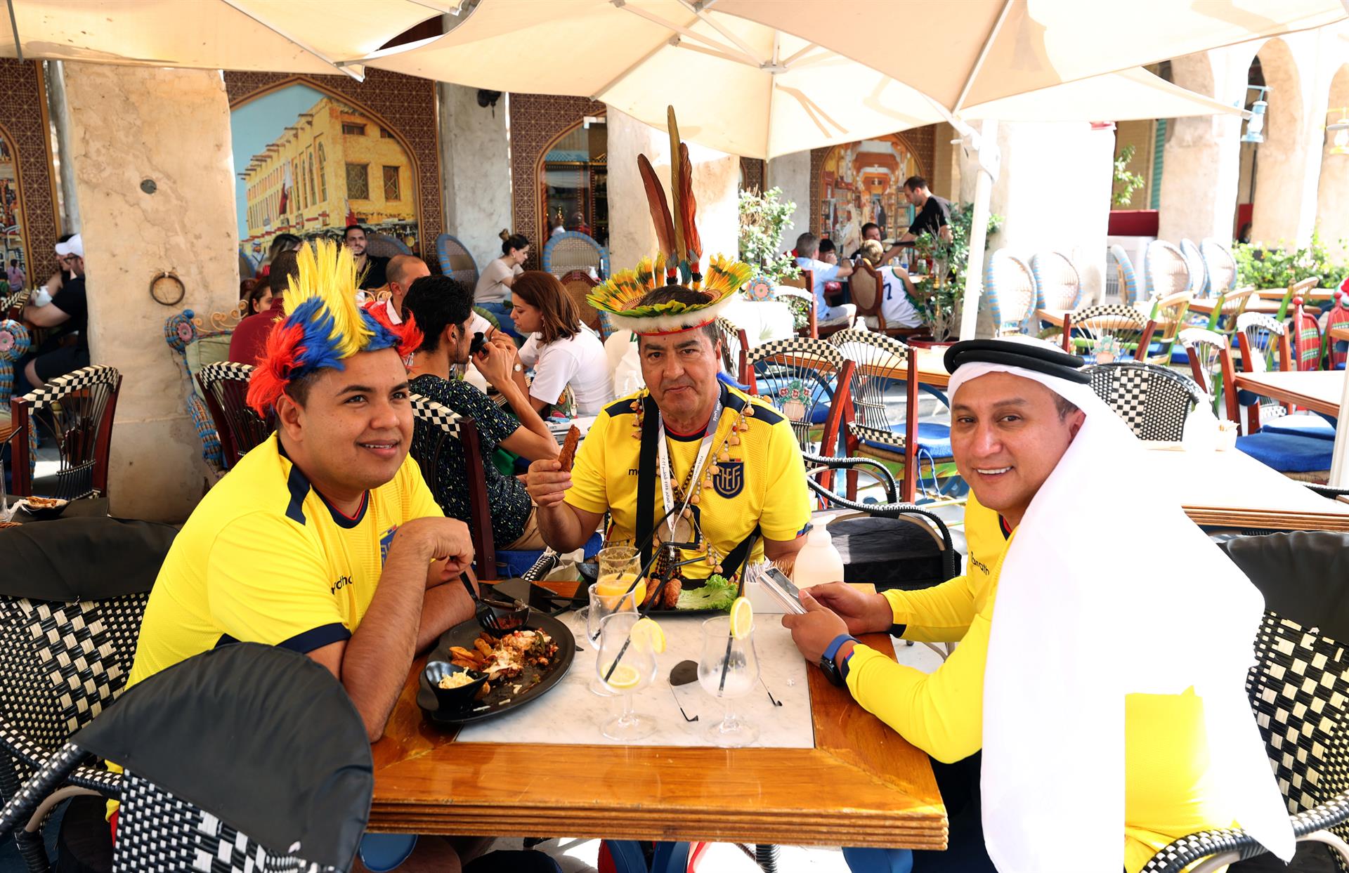 Los ecuatorianos comen antes de arrancar el Mundial. 